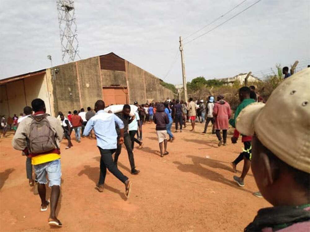 Da duminsa: Matasa sun banka wa gidan rediyo wuta a Taraba Da duminsa: Matasa sun banka wa gidan rediyo wuta a Taraba