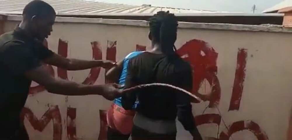 Fusatattun matasa sun zane matasan da suka yi zanga-zangar kin Buhari a Kogi Fusatattun matasa sun zane matasan da suka yi zanga-zangar kin Buhari a Kogi