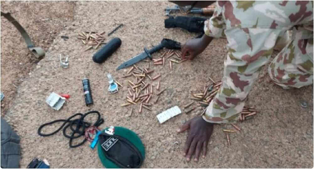 Hotunan 'Ɗan Sanda' Da Sojoji Suka Kama Da Harsashi 220 Da Gurneti a Borno Hotunan 'Ɗan Sanda' Da Sojoji Suka Kama Da Harsashi 220 Da Gurneti a Borno