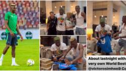 "There are levels to this": Victor Osimhen visits Peter Okoye's mansion, signs autograph, chills with his kids