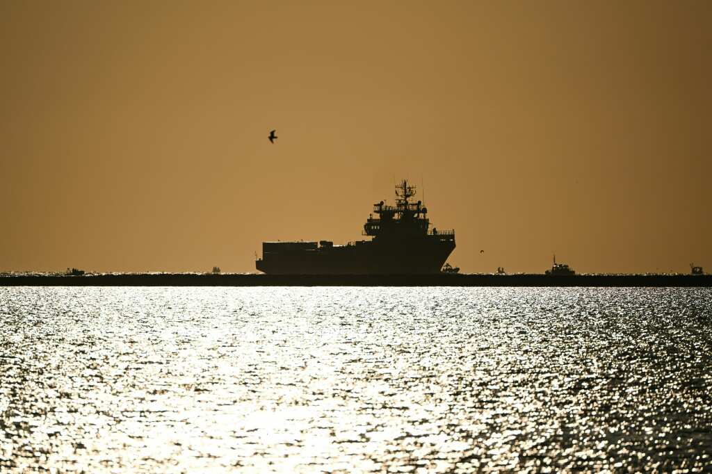 Ship leaves French port after disembarking migrants