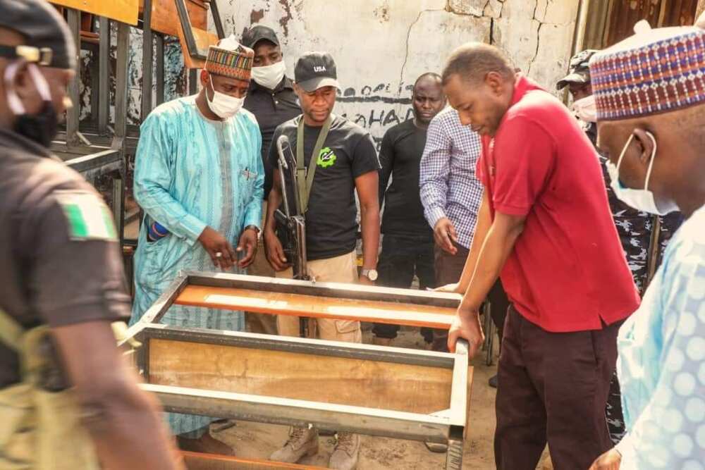 Zulum ya sallami dukkan ma'aikatan babban asibitin Ngala da ke Borno (Hotuna) Zulum ya sallami dukkan ma'aikatan babban asibitin Ngala da ke Borno (Hotuna)