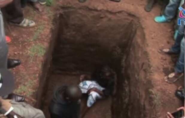 Woman jumps into late husband?s grave to protest release of his alleged murderer (photos)