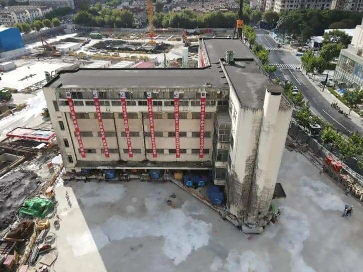 Walking building: 5-storey building moved to new location in China