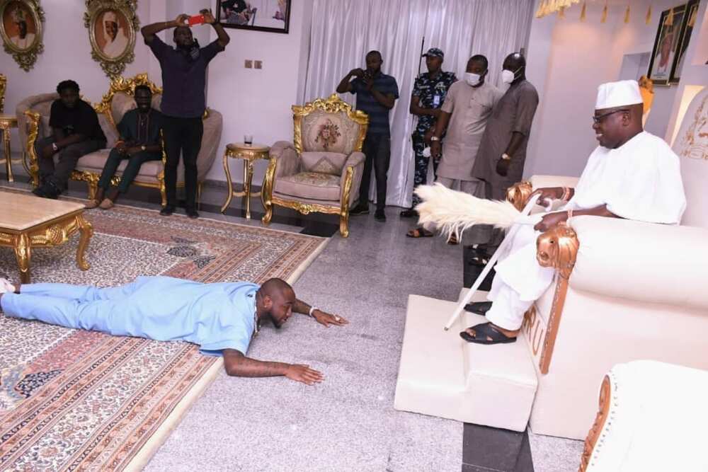 Singer Davido pays courtesy visit to Oba of Oniru, prostrates fully (photos)