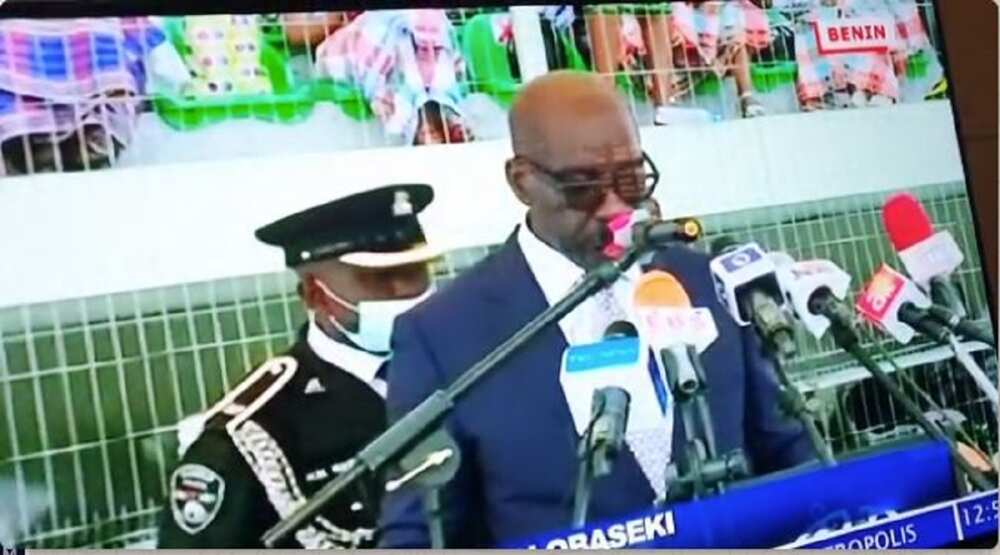 Dogarin Gwamna Obaseki ya yanke jiki ya fadi a wajen bikin rantsar da shi (bidiyo)