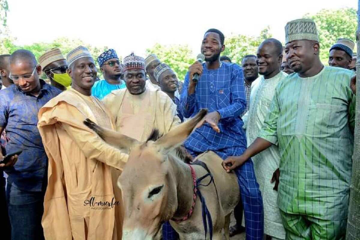 Hotuna: Hadimin Ganduje ya rabawa matasa tallafin jakuna a Kano