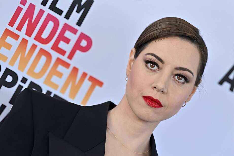 Aubrey Plaza in a black outfit at the 2023 Film Independent Spirit Awards