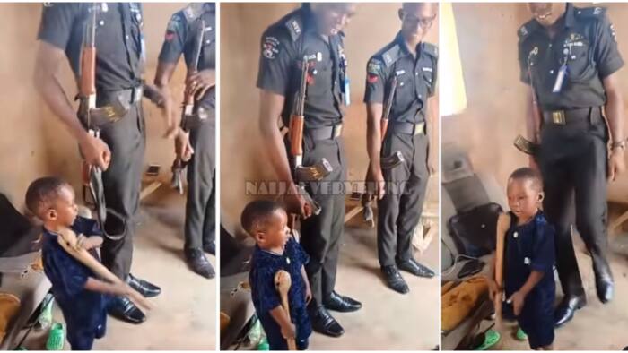 Little boy commands 2 Nigerian policemen with guns like their boss, funny video surprises people