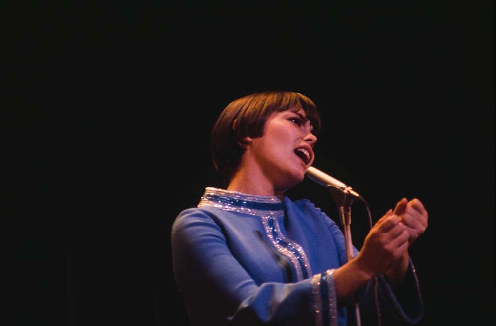 avec qui Mireille Mathieu est en couple