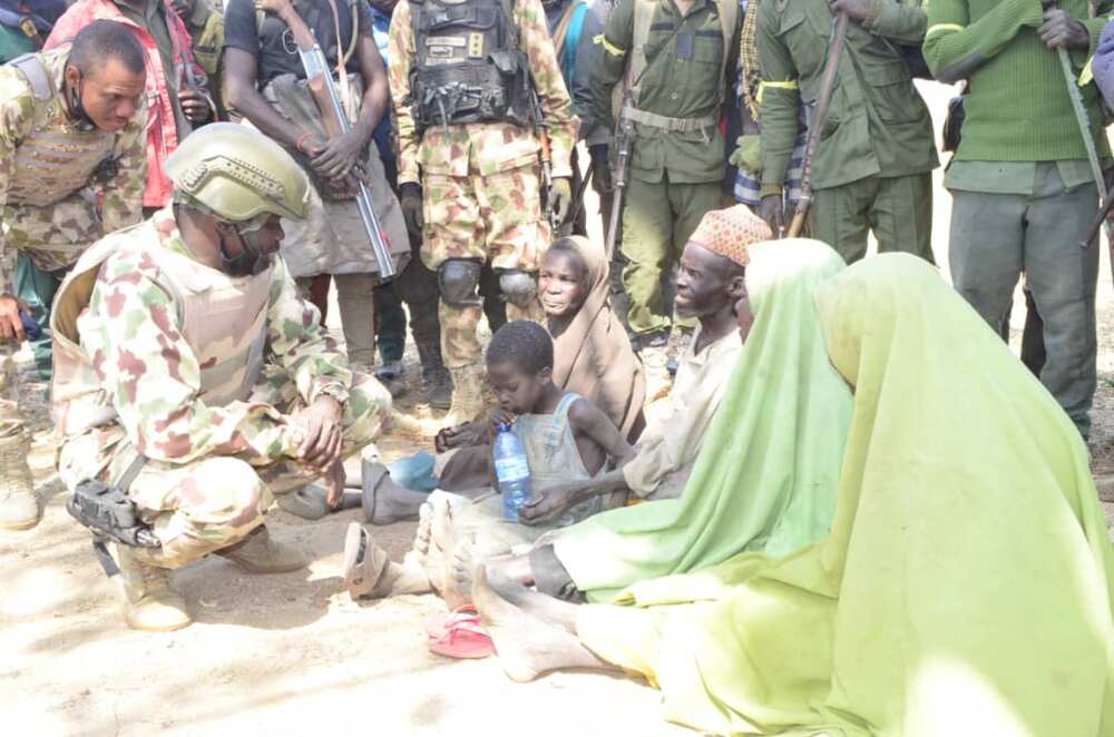 Nigerian Army troops administer polio vaccine, others to north east children (photos)
