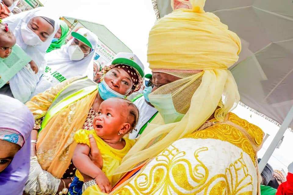 Gwamnan Kano tare Sarkin Bichi yayin kaddamar da shirin a garin Bichi Gwamnan Kano tare Sarkin Bichi yayin kaddamar da shirin a garin Bichi