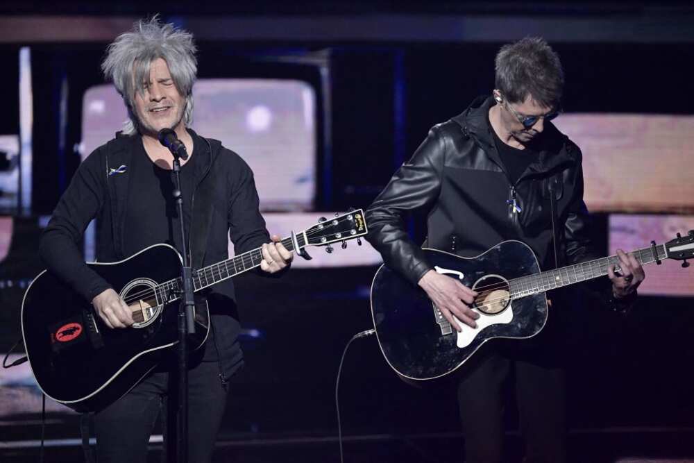 Nicolas Sirkis et Indochine performant sur scène (photo récente)