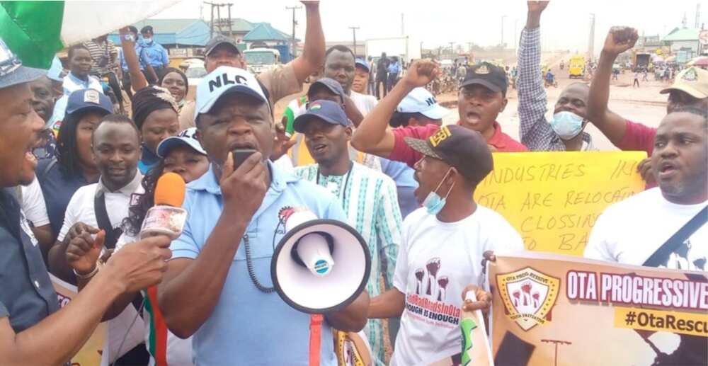 Ogun residents block Abeokuta-Lagos Expressway