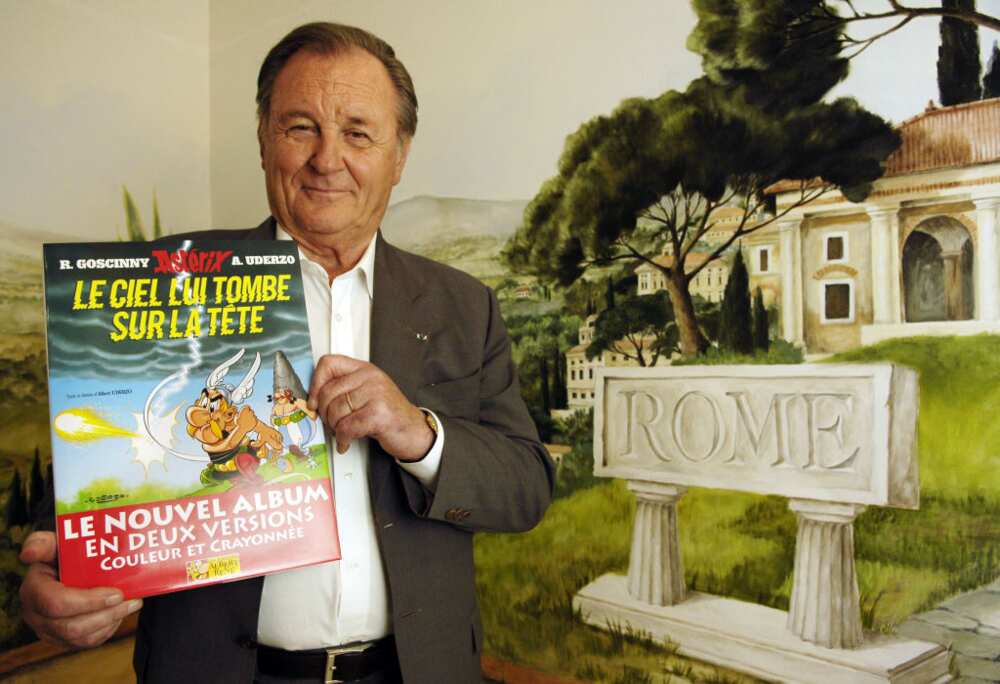 Le dessinateur et scénariste français Albert Uderzo pose avec un exemplaire de la 33e aventure d'Astérix le Gaulois