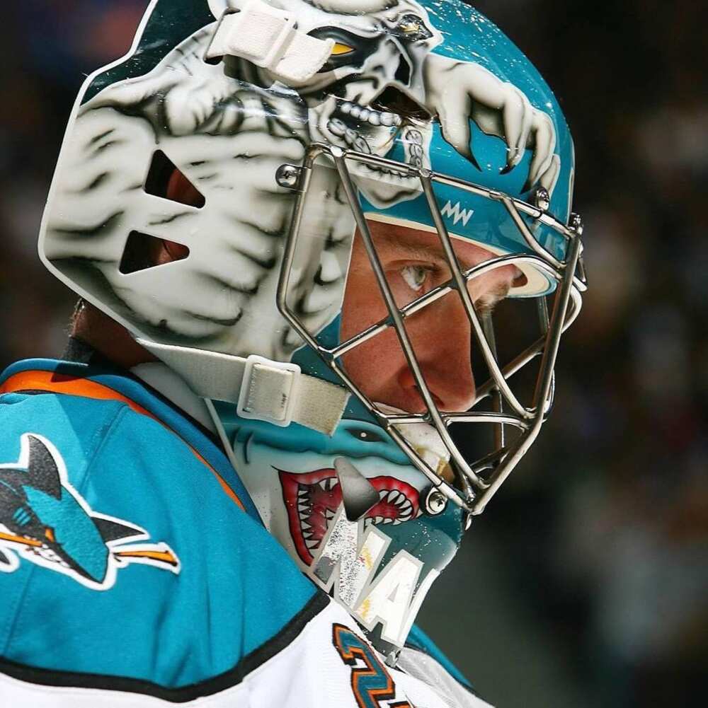 Sharks goalie Evgeni Nabokov announces retirement