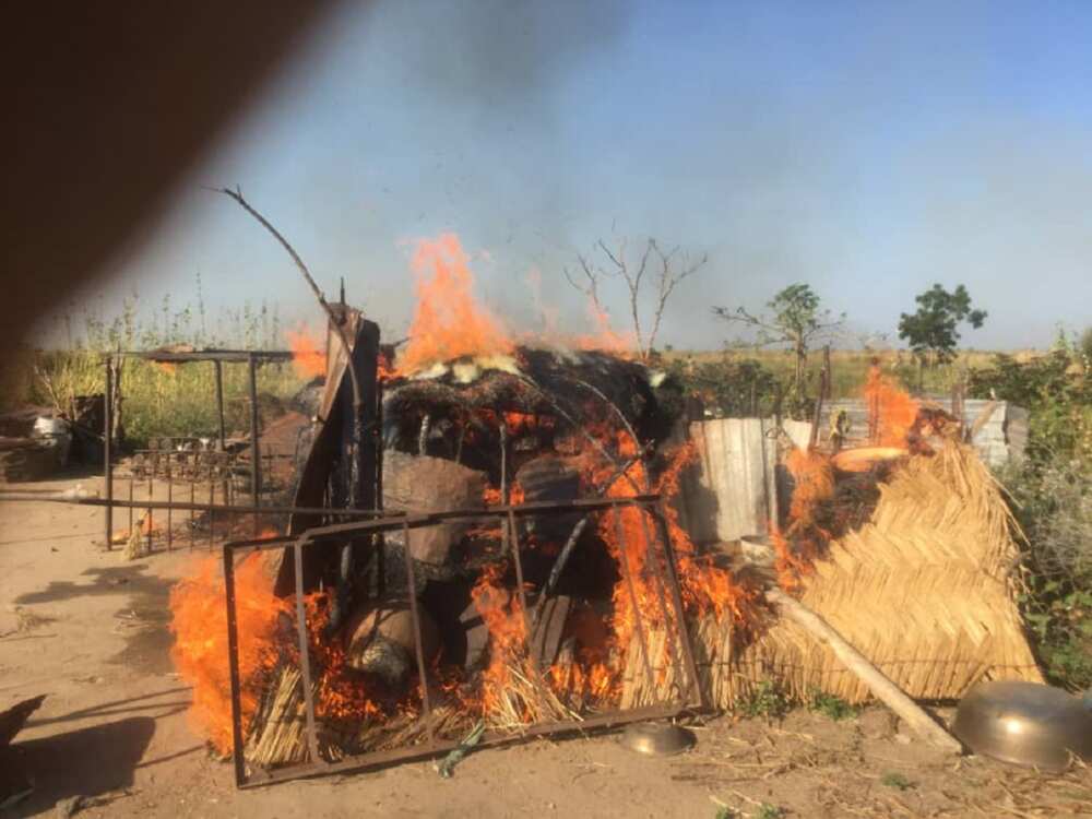 Hotunan 'yan Boko Haram da soji suka kashe, sun damke mai hada bama-bamai a Borno Hotunan 'yan Boko Haram da soji suka kashe, sun damke mai hada bama-bamai a Borno
