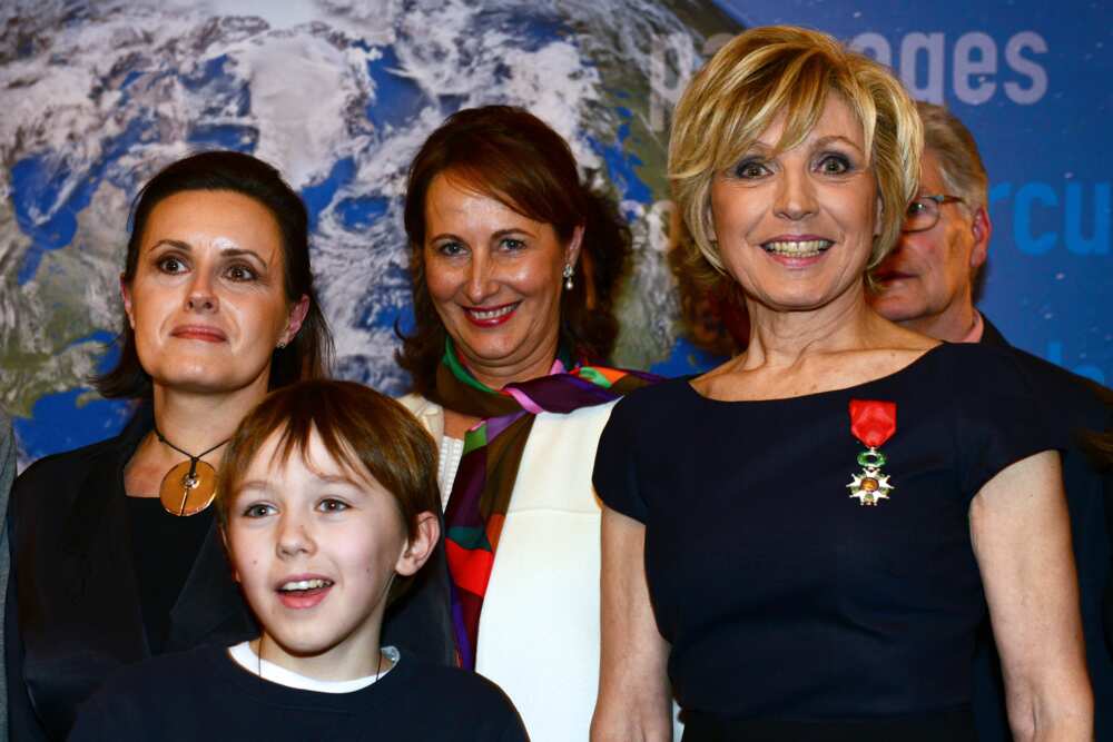 Evelyne Dhéliat avec sa fille Olivia et un de ses petits-fils.
Photo : Frederic Stevens/Getty Images Evelyne Dhéliat avec sa fille Olivia et un de ses petits-fils.
Photo : Frederic Stevens/Getty Images