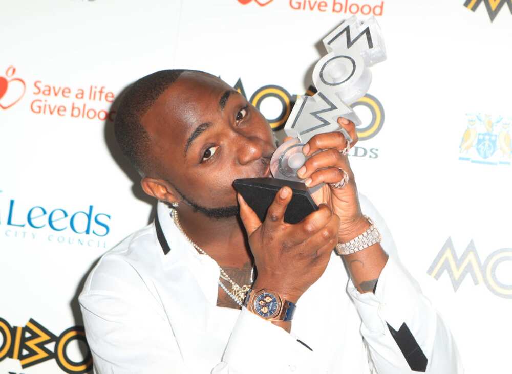 Davido avec son prix du meilleur acte africain au 22e Mobo Awards. Photo: Danny Lawson/PA Images
Source: Getty Images