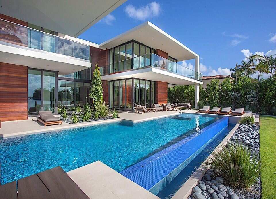 oceanfront pool in Lil Wayne House