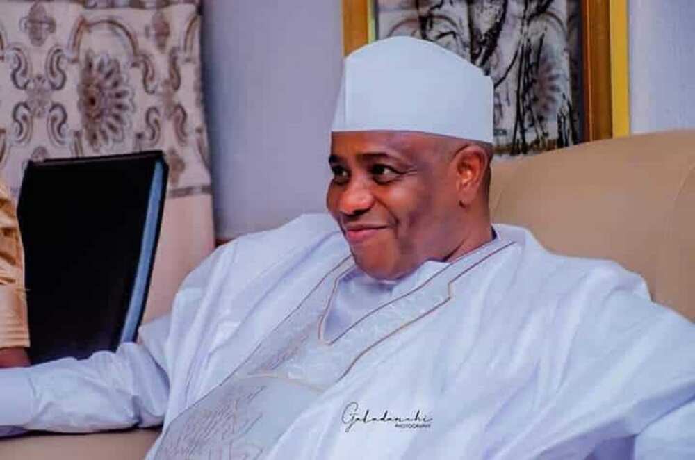 Aminu Tambuwal yana murmushi a zaune