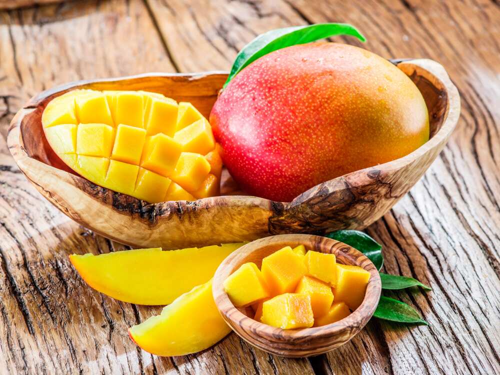 8 Benefits of eating mango at night explained (+list of vitamins ...