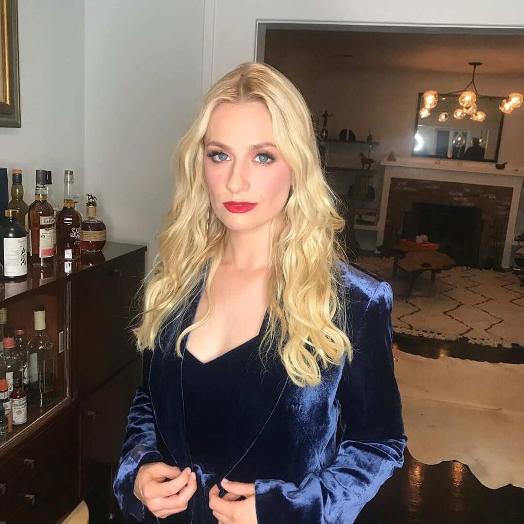 Beth behrs sexy