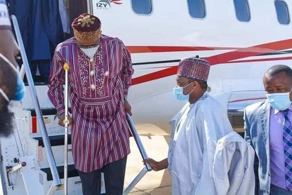 Hotunan ministan Buhari yana yawo da sandar guragu sun janyo cece-kuce