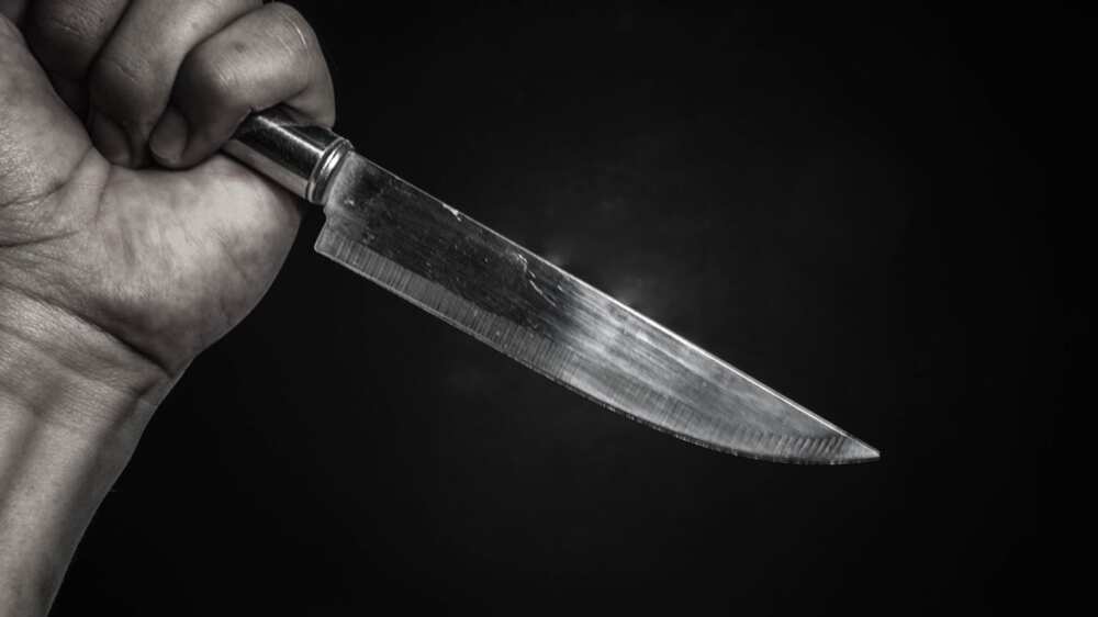 Sojan ruwa ya sokawa sojan sama wuka bayan ya kama shi turmi da tabarya da matarsa Sojan ruwa ya sokawa sojan sama wuka bayan ya kama shi turmi da tabarya da matarsa