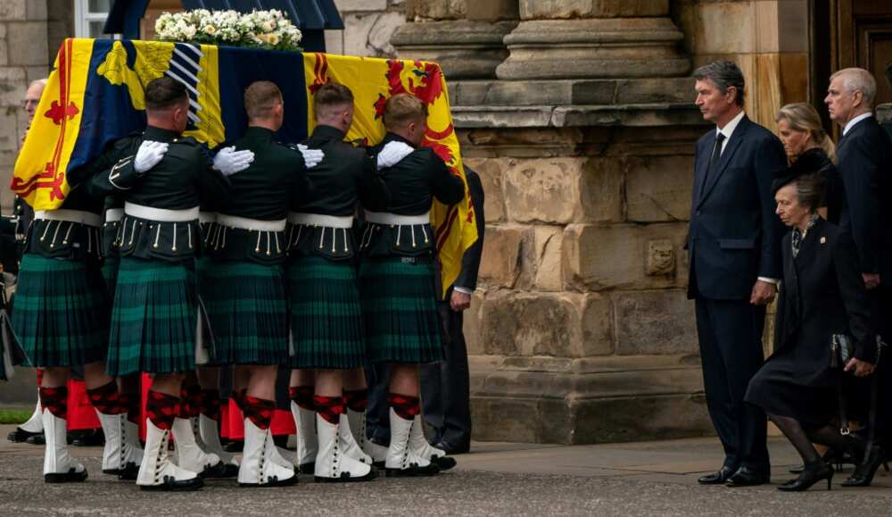 Queen Elizabeth II's coffin is made from English oak and lined with lead, requiring eight pallbearers to carry it Queen Elizabeth II's coffin is made from English oak and lined with lead, requiring eight pallbearers to carry it