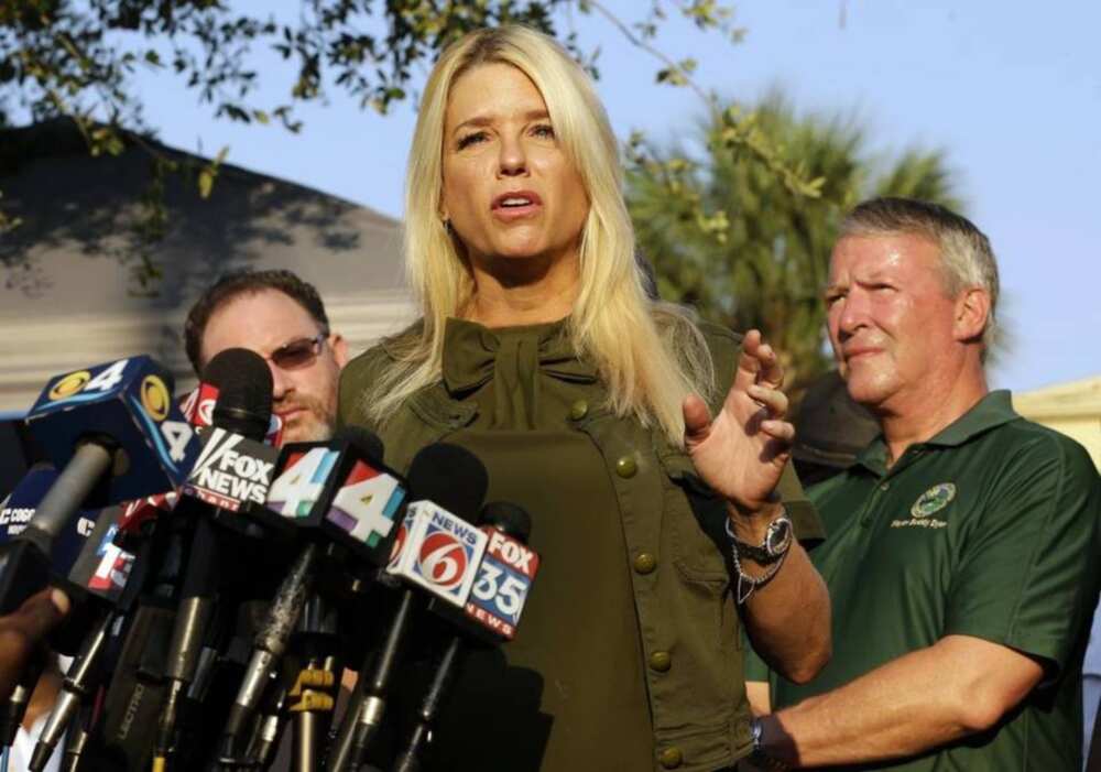 pam bondi feet