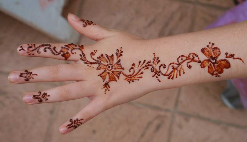 Easy Henna Designs to Try with Tulip Body Art – Tulip Color Crafts