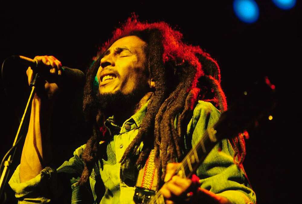 Bob Marley en live sur la scène du Brighton Leisure Centre (photo de Mike Prior/Redferns) Bob Marley en live sur la scène du Brighton Leisure Centre (photo de Mike Prior/Redferns)