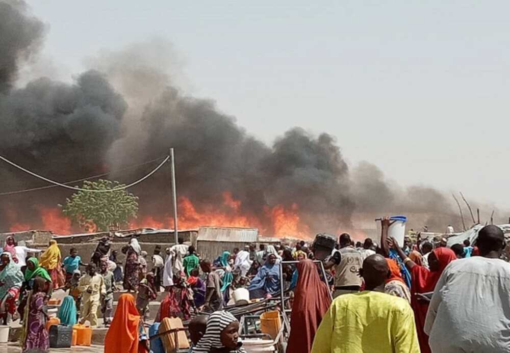 Jama'a sun taru a wajen tashin gobara Jama'a sun taru a wajen tashin gobara