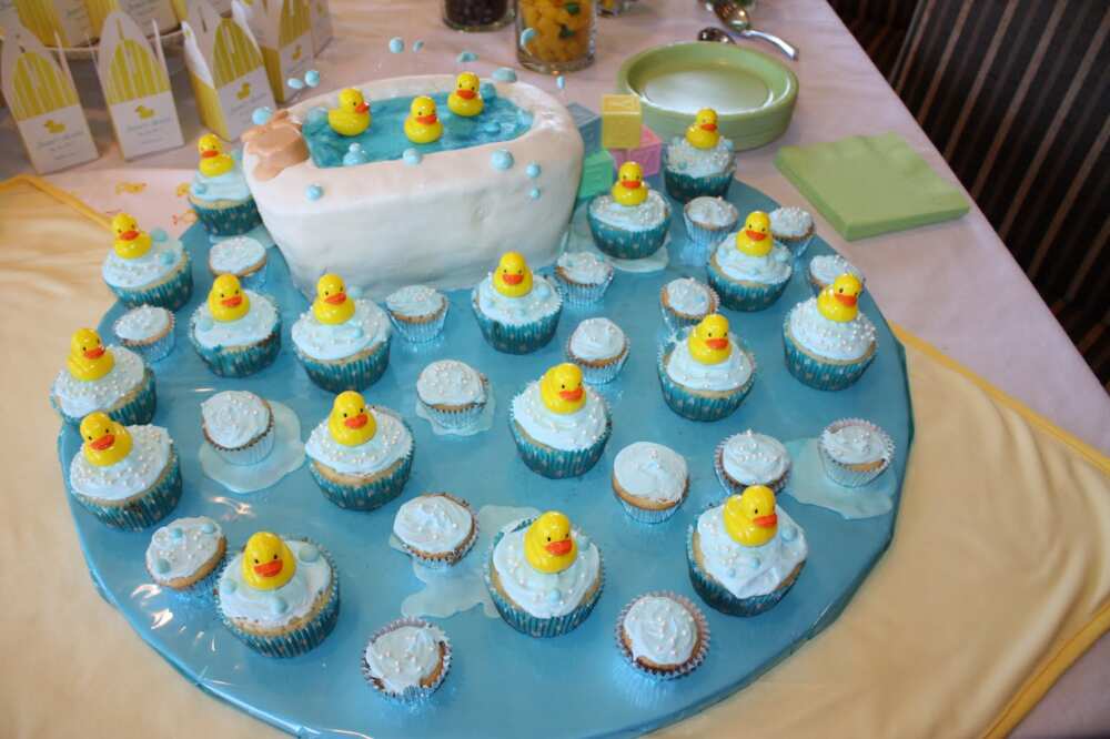 Baby shower cake