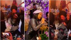 E reach to praise God: Cute bride picks Obinasom by Mercy Chinwo, sings out her heart in video
