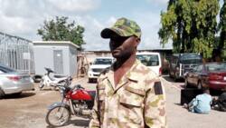Hotunan Wani Jami'in Sojan Bogi Da NSCDC Ta Kama a Nasarawa Yana Damfarar Mutane