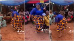 "She dance pass me": Woman in wrapper and blouse dances with bare feet, people hype her in video