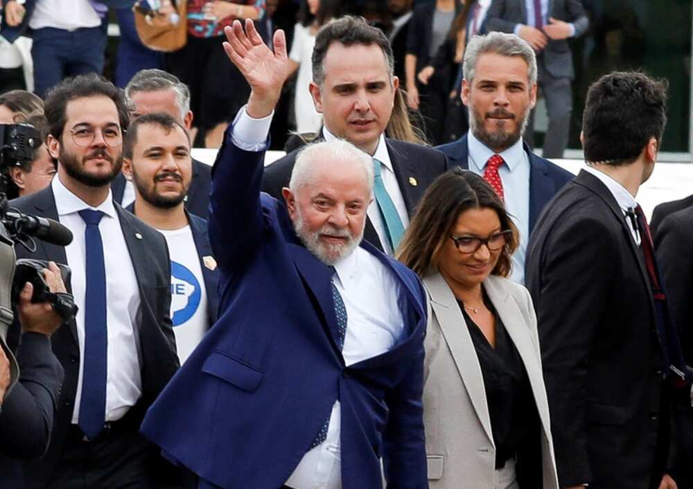 Brazílsky prezident Luiz Inacio Lula da Silva (C) má ľudovú príťažlivosť, ale jeho politický rival Jair Bolsonaro dominuje v boji o pozornosť sociálnych médií.