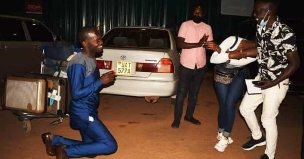 Romantic Man Suprises Girlfriend with Proposal at Airport upon Her Return from Saudi Arabia