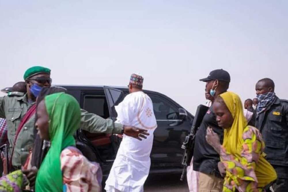 Hotunan Zulum Ya Tsayar Da Ayarin Motocinsa Ya Ɗauki Mata Da Suka Ɗebo Itace Daga Daji Hotunan Zulum Ya Tsayar Da Ayarin Motocinsa Ya Ɗauki Mata Da Suka Ɗebo Itace Daga Daji