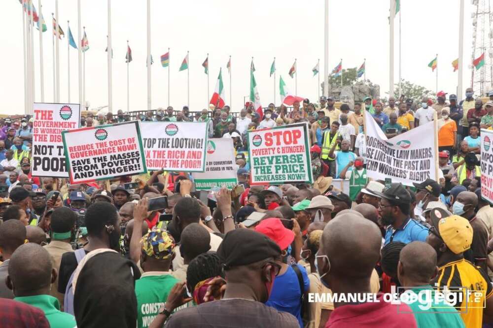 Chaos in Lagos as protesting NLC, TUC members block Sanwo-Olu's office entrance