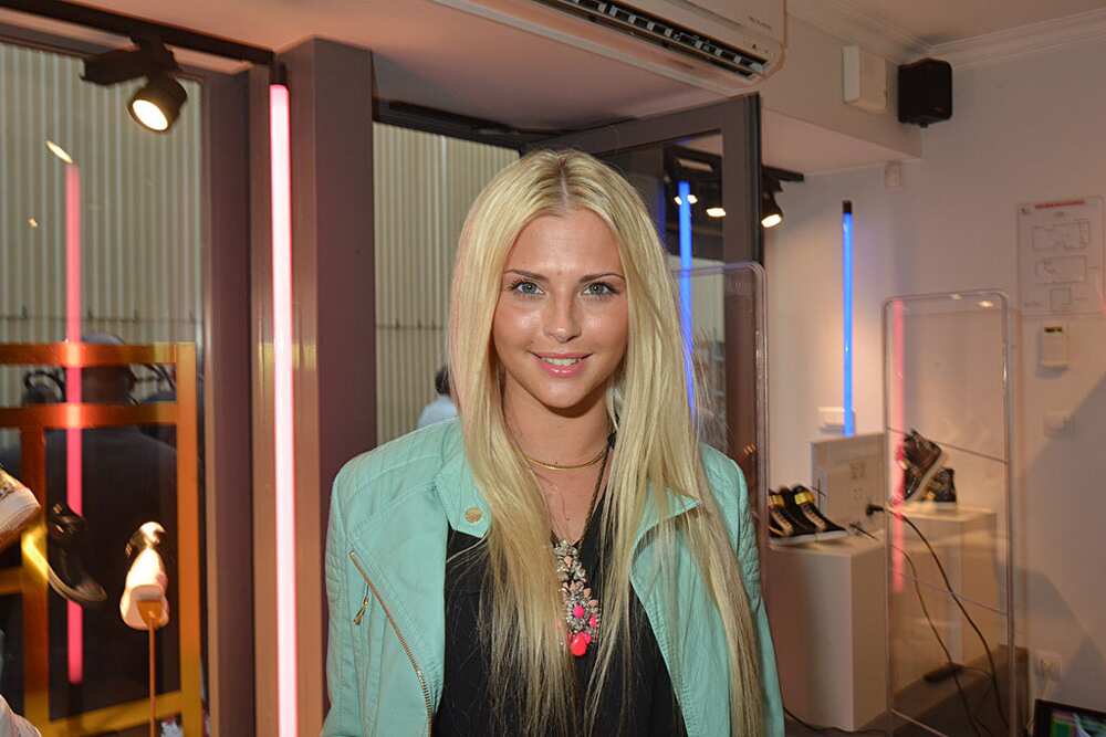 Biographie de Kelly Vedovelli: origine, photos, vidéos, TPMP Biographie de Kelly Vedovelli: origine, photos, vidéos, TPMP