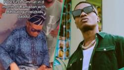 Wizkid's dad shares money after Jumat prayers at mosque, netizens react: "Him son wey don kolo"