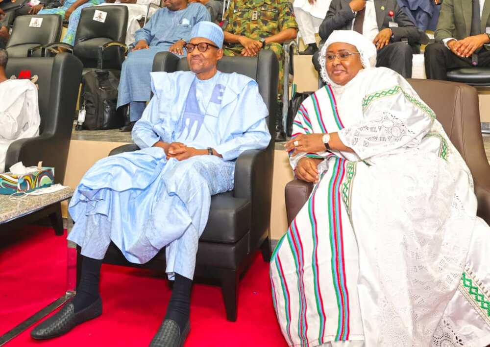 Yadda Aisha Buhari ta Fice Daga Taron APC a Fusace, Ta ki Raka Buhari Mika wa Tinubu Tuta