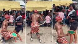 Man in wrapper shows stunning traditional dance, kneels down before beautiful lady, video goes viral