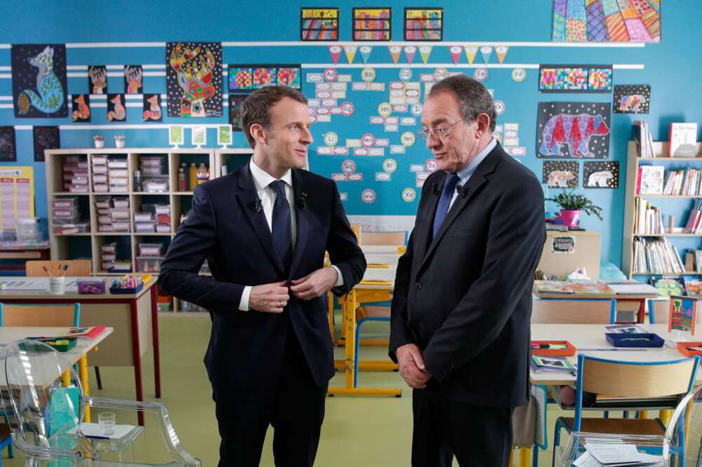 Le président français Emmanuel Macron (à gauche) s'entretient avec le journaliste français Jean-Pierre Pernaut (à droite) après avoir été interviewé à l'intérieur de la salle de classe sur la chaîne de télévision française TF1 à l'école de Berdhuis. Le président français Emmanuel Macron (à gauche) s'entretient avec le journaliste français Jean-Pierre Pernaut (à droite) après avoir été interviewé à l'intérieur de la salle de classe sur la chaîne de télévision française TF1 à l'école de Berdhuis.