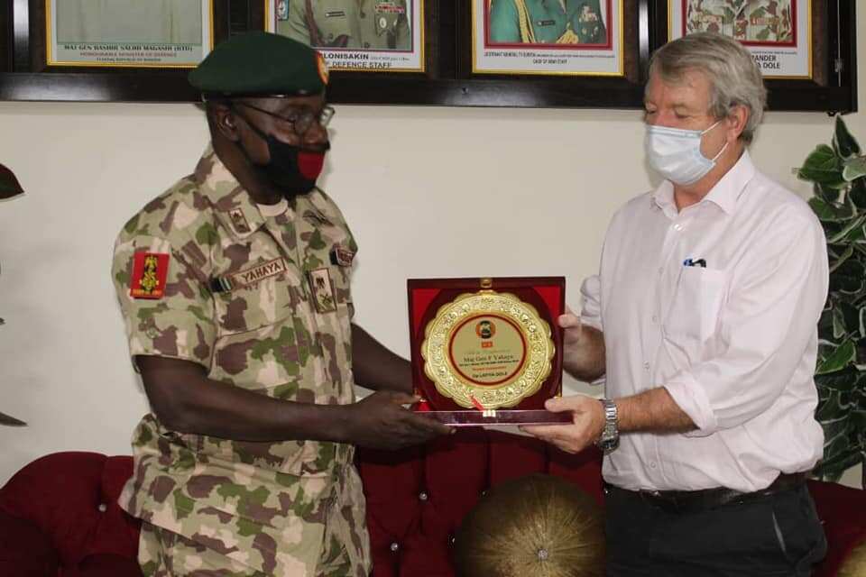 Farouk Yahaya receiving an award from UNICEF