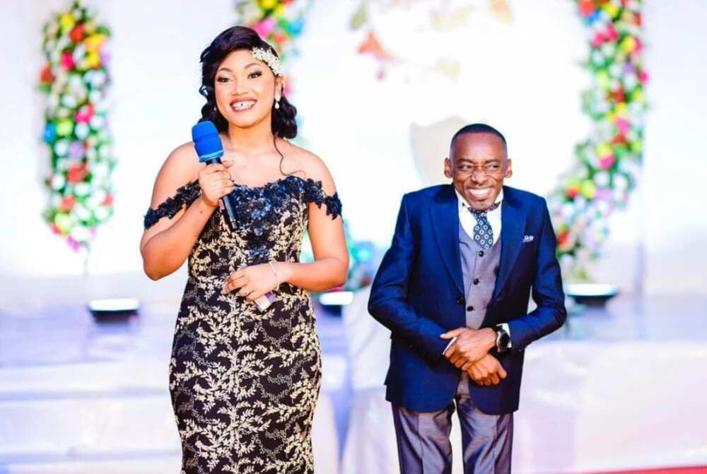 Dan siyasa a kasar Tanzania ya angwance da kyakkyawar mata Dan siyasa a kasar Tanzania ya angwance da kyakkyawar mata