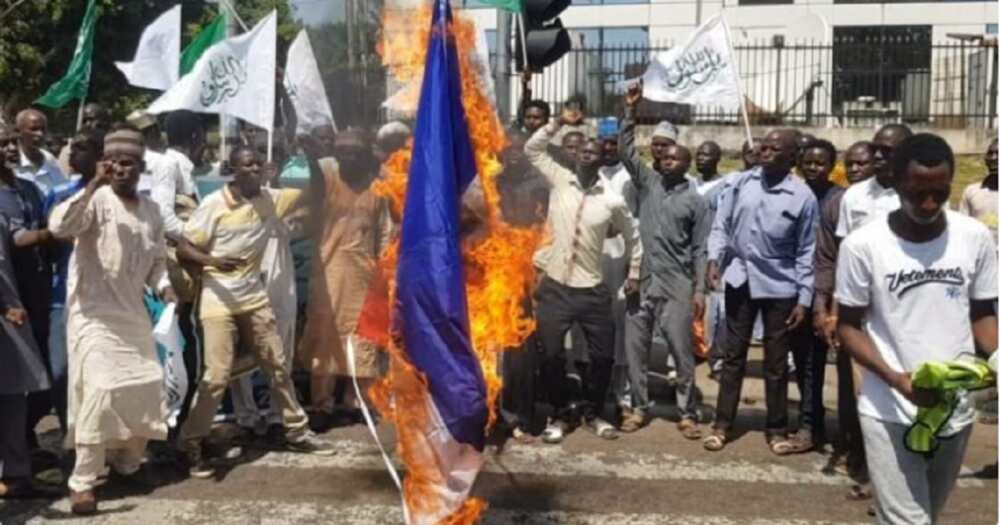 'Yan Shi'a sun kona tutar Faransa a Abuja kan kalaman shugaban Faransa, Macron 'Yan Shi'a sun kona tutar Faransa a Abuja kan kalaman shugaban Faransa, Macron